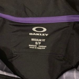 Small Oakley men’s golf shirt